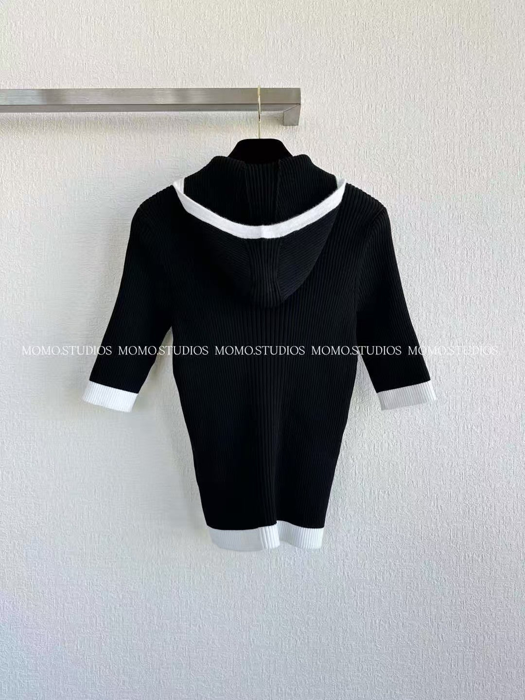 Häkel-Strickoberteil mit Kapuze und Ellenbogenärmeln