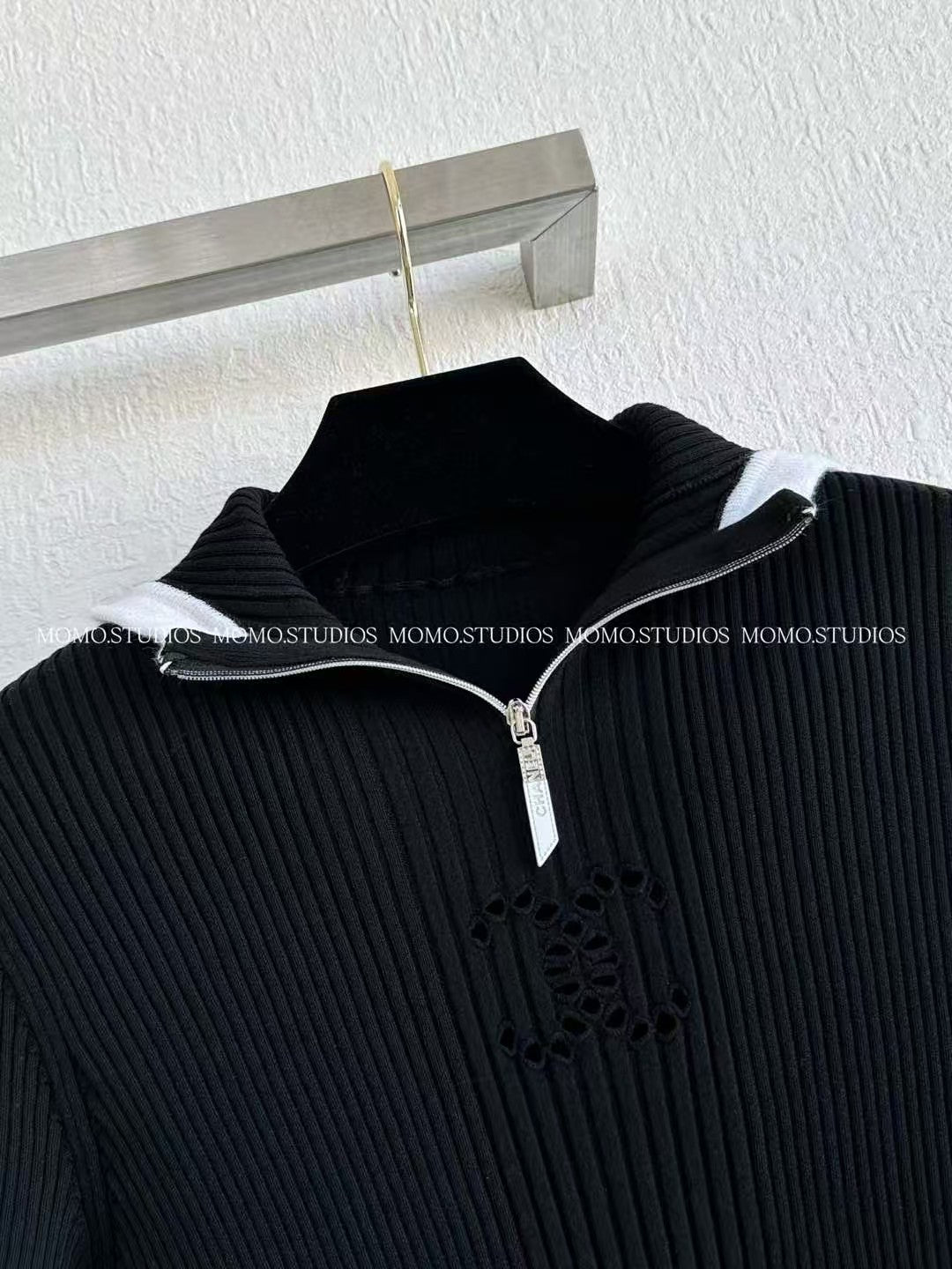 Häkel-Strickoberteil mit Kapuze und Ellenbogenärmeln