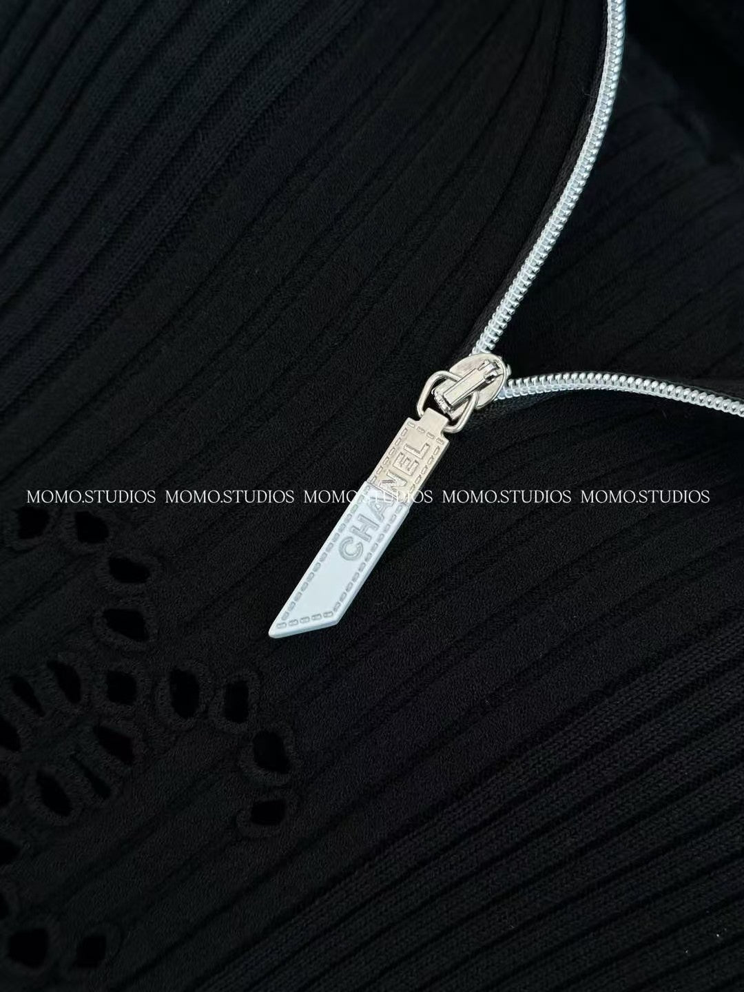 Häkel-Strickoberteil mit Kapuze und Ellenbogenärmeln