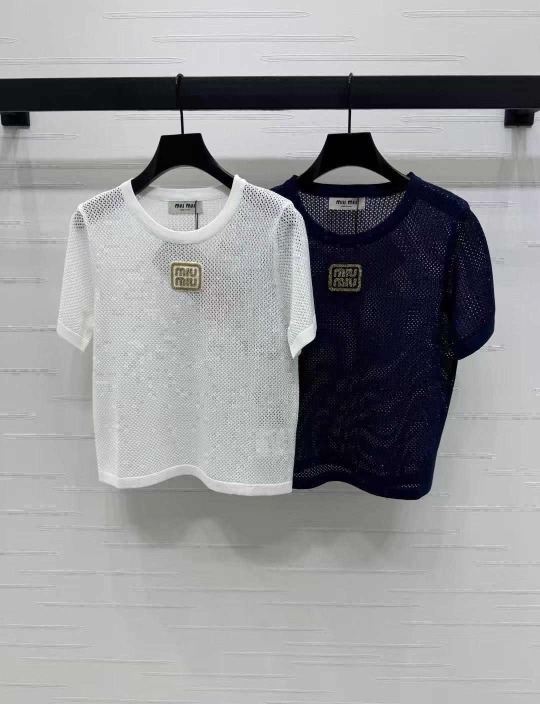 Hohler Rundhalsausschnitt, kurze Ärmel