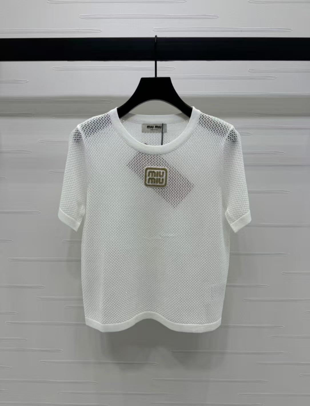 Hohler Rundhalsausschnitt, kurze Ärmel