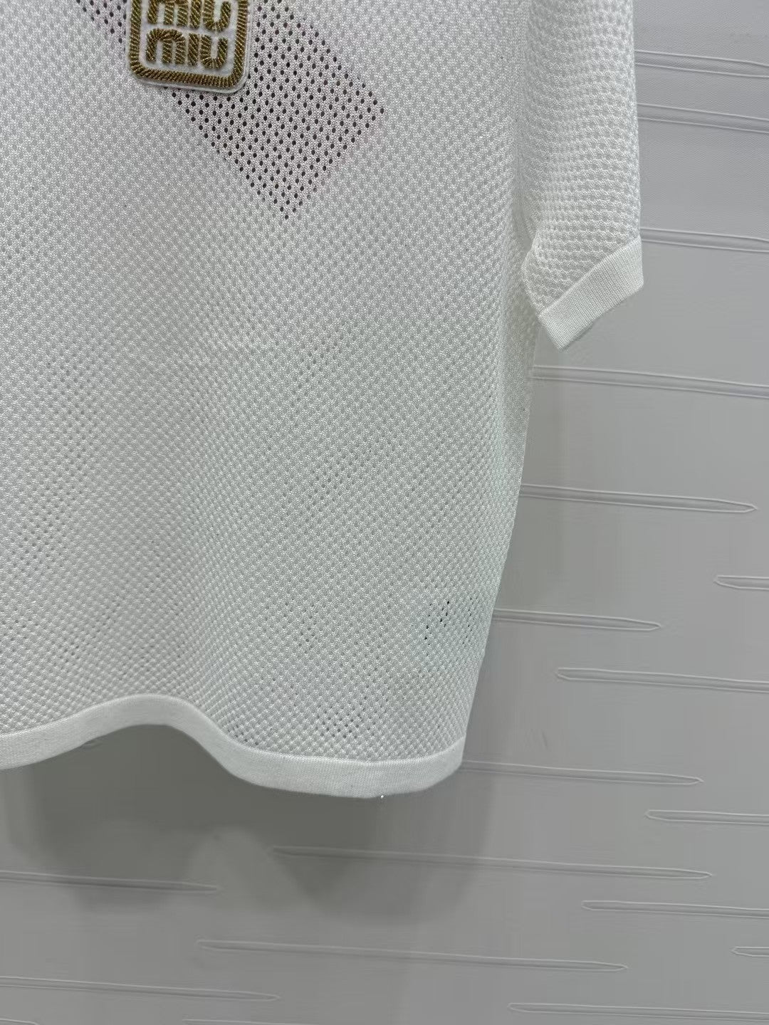 Hohler Rundhalsausschnitt, kurze Ärmel