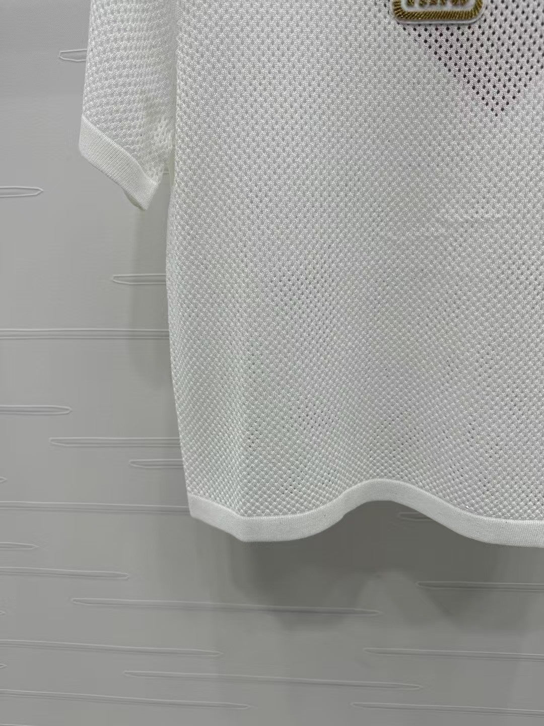 Hohler Rundhalsausschnitt, kurze Ärmel