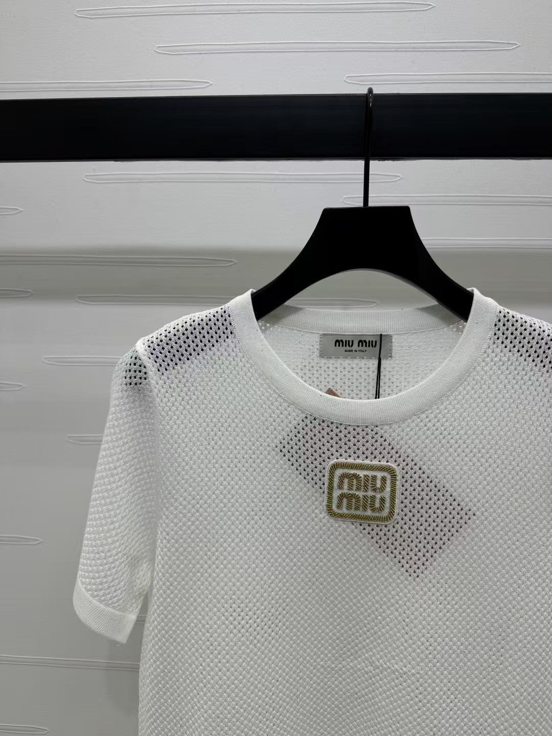 Hohler Rundhalsausschnitt, kurze Ärmel