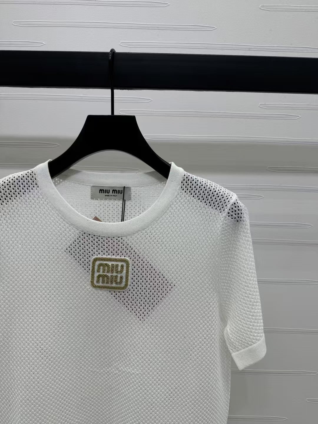 Hohler Rundhalsausschnitt, kurze Ärmel