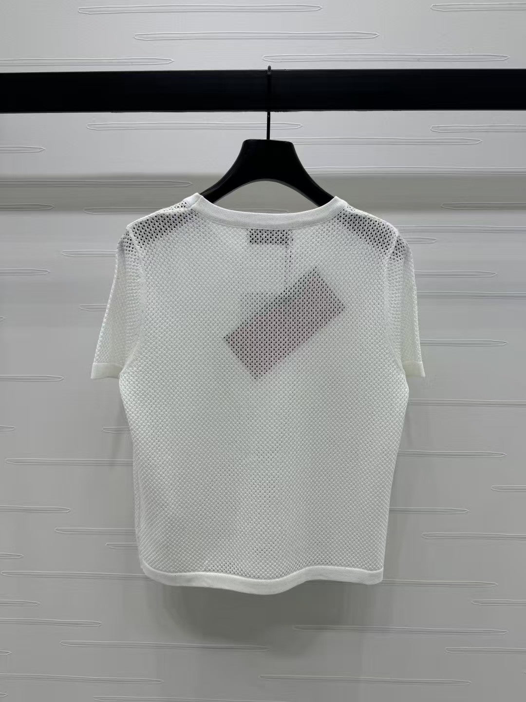 Hohler Rundhalsausschnitt, kurze Ärmel