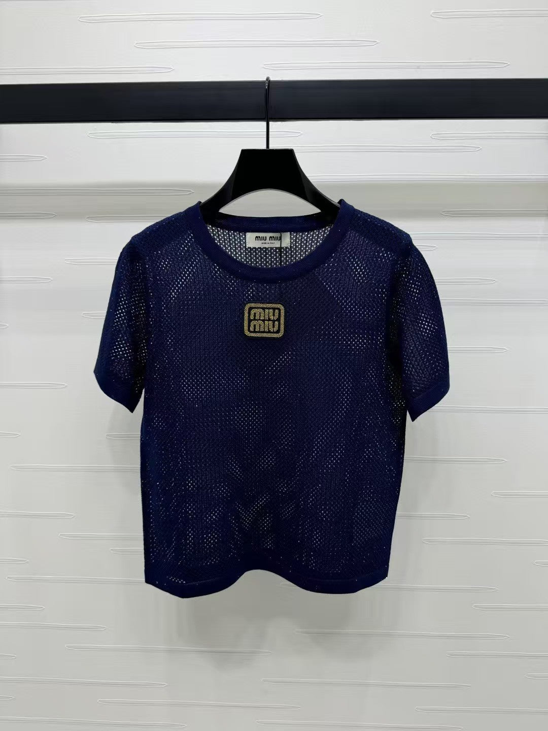 Hohler Rundhalsausschnitt, kurze Ärmel