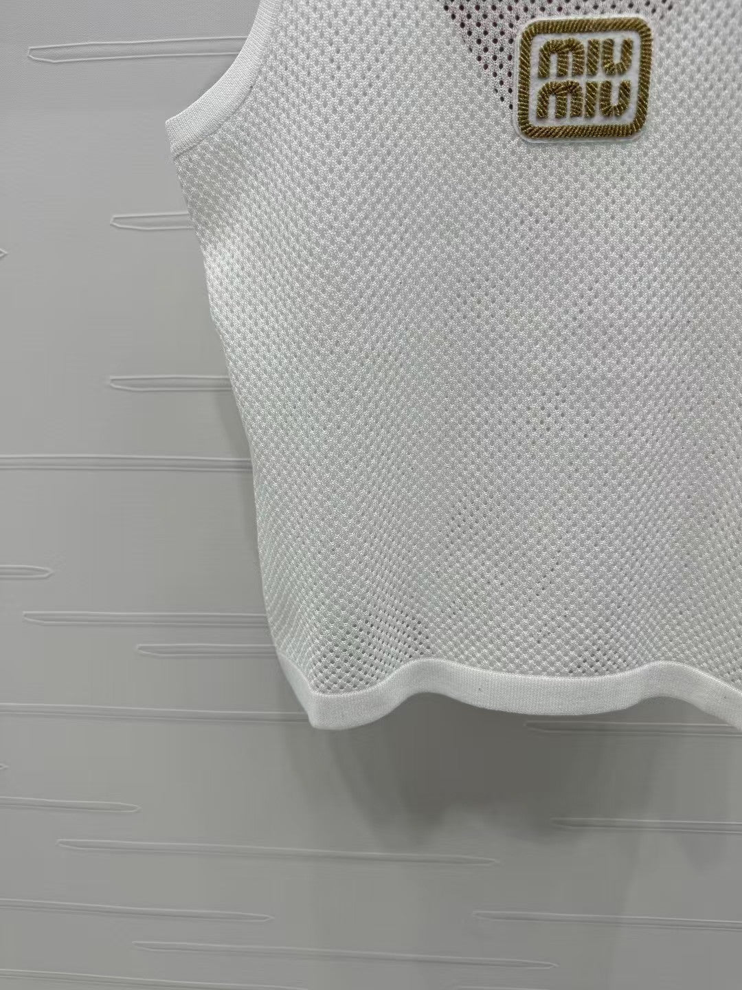 Hohle Strickweste mit Rundhalsausschnitt