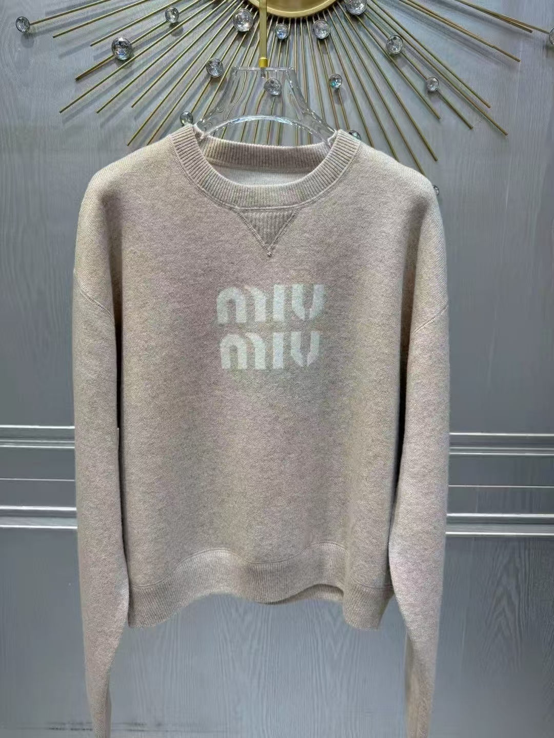 Neuer Strickpulloveranzug