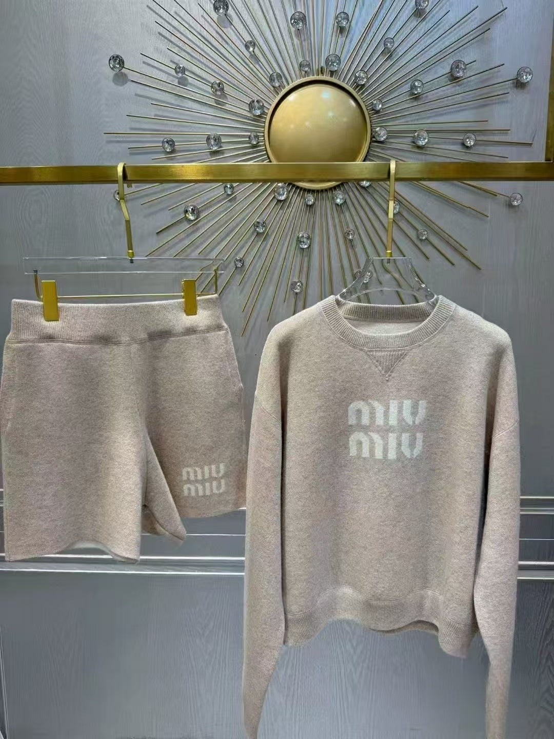 Neuer Strickpulloveranzug