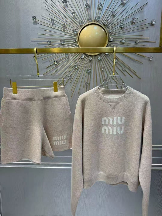 Neuer Strickpulloveranzug