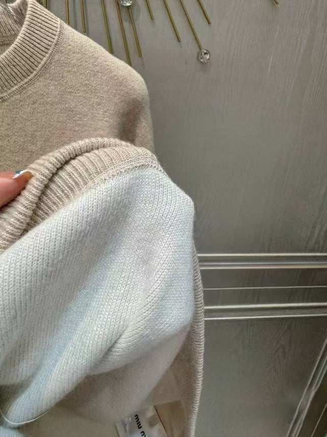 Neuer Strickpulloveranzug