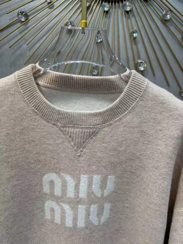 Neuer Strickpulloveranzug