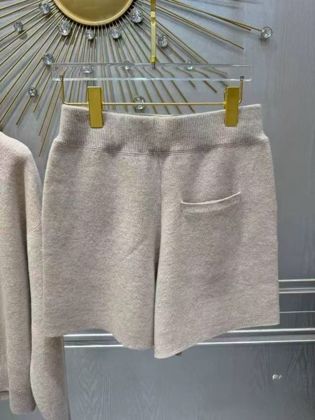 Neuer Strickpulloveranzug