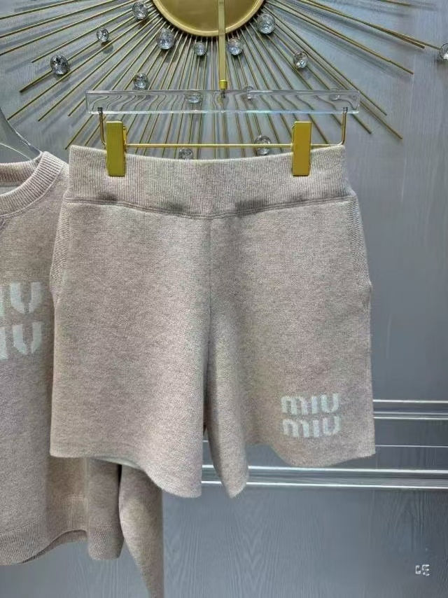 Neuer Strickpulloveranzug