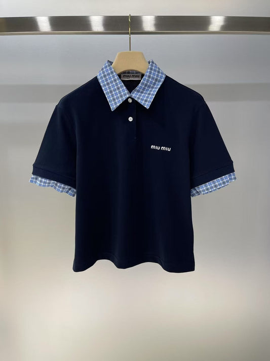 T-Shirt mit aufgesticktem Schriftzug am Revers