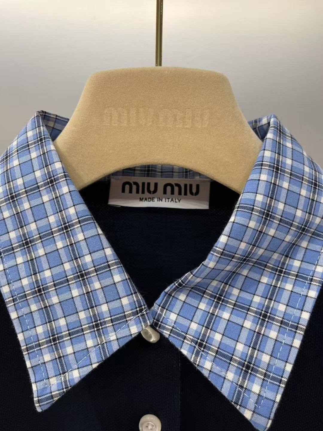 T-Shirt mit aufgesticktem Schriftzug am Revers