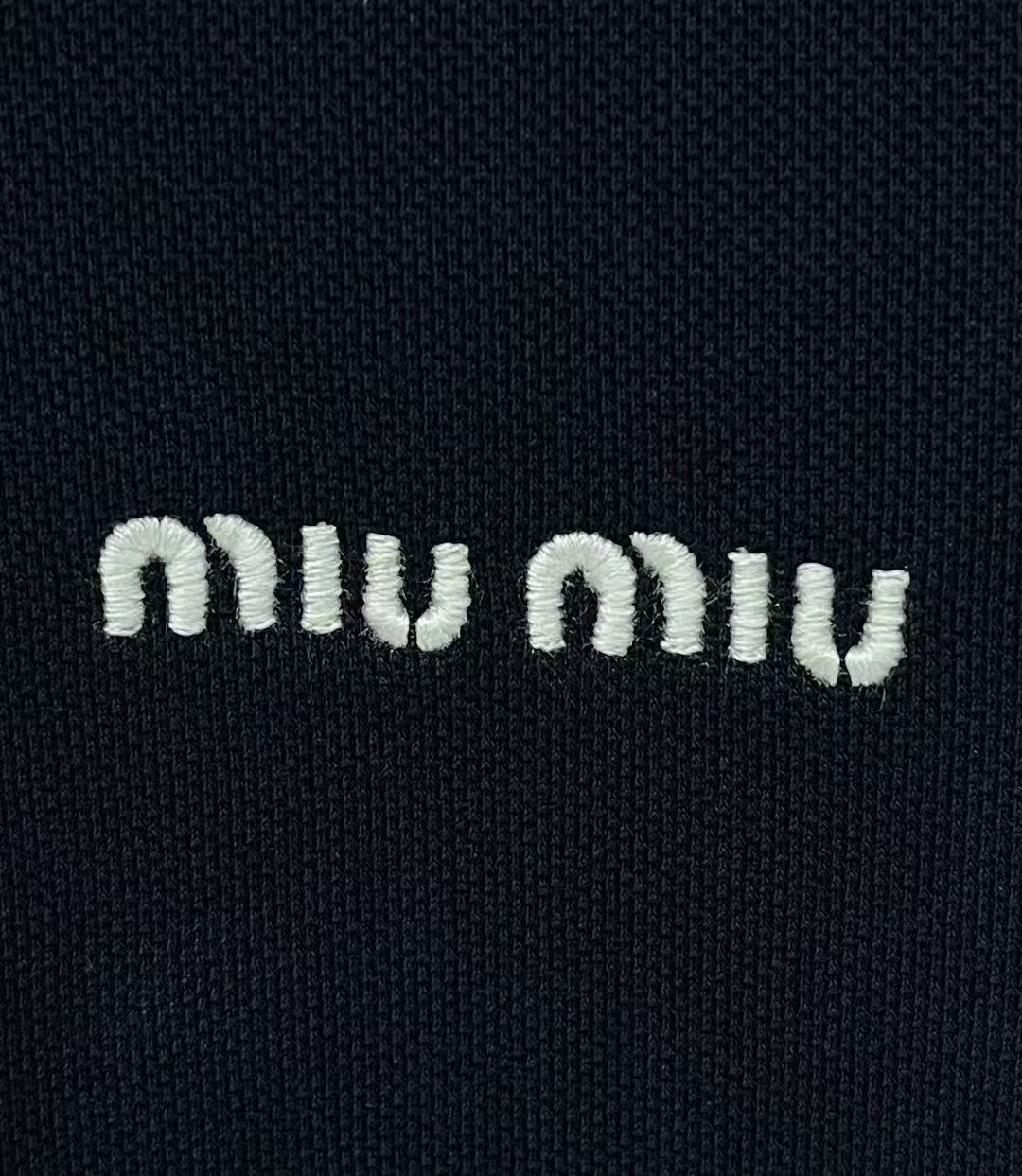 T-Shirt mit aufgesticktem Schriftzug am Revers