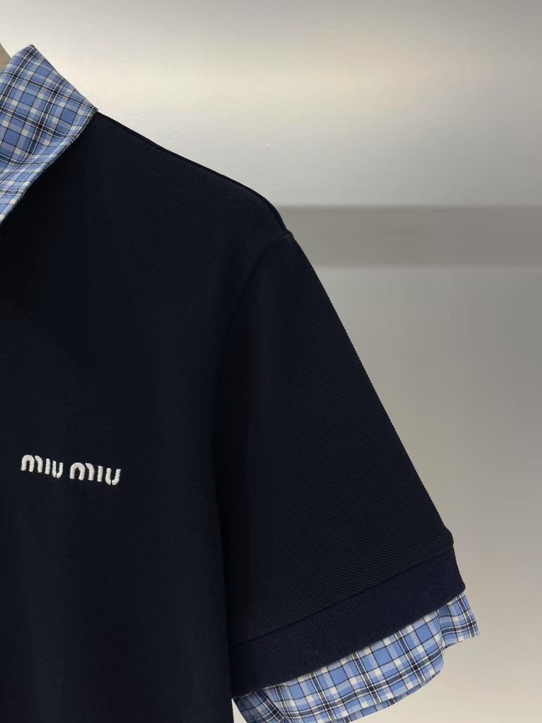 T-Shirt mit aufgesticktem Schriftzug am Revers