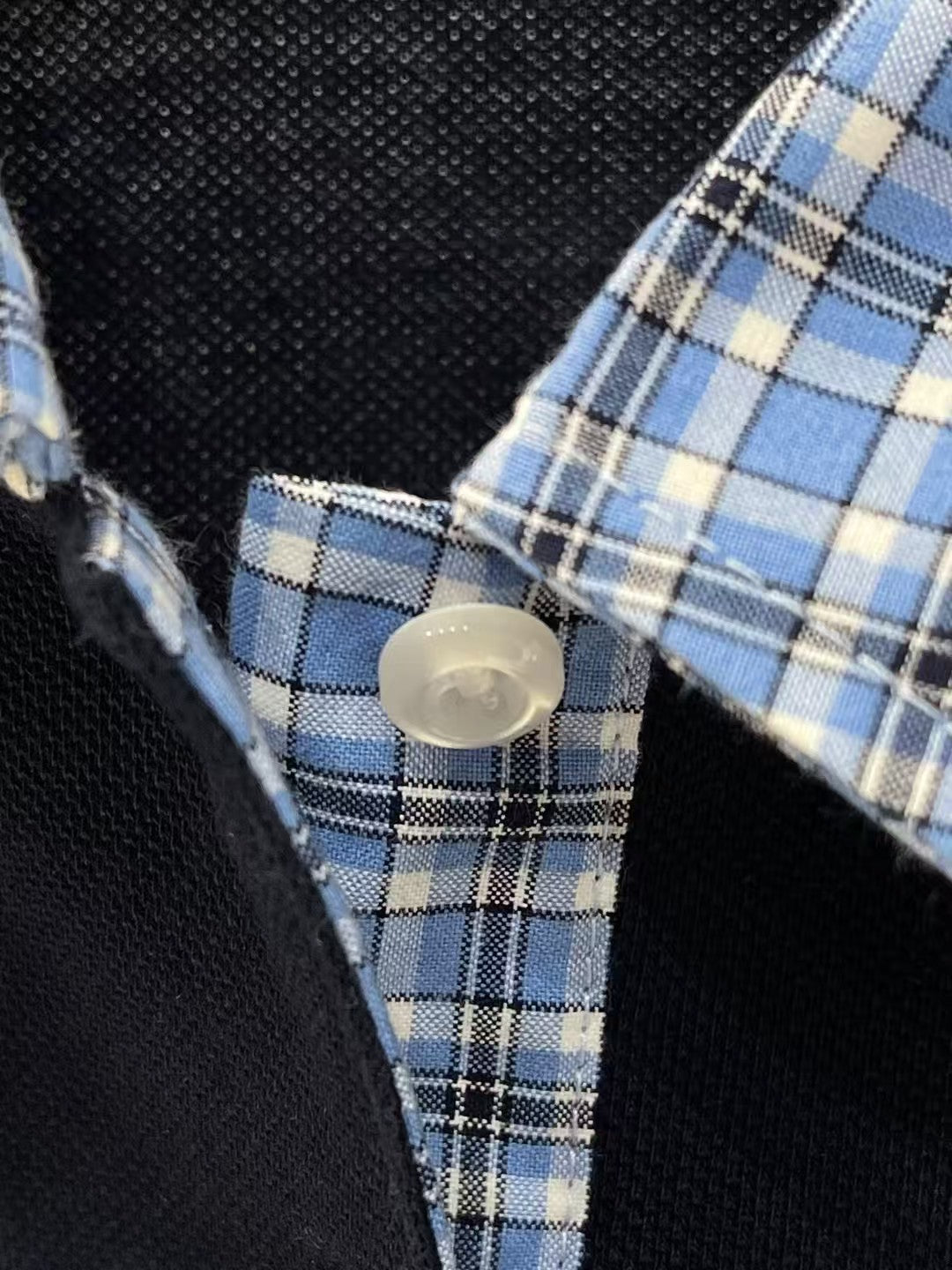 T-Shirt mit aufgesticktem Schriftzug am Revers