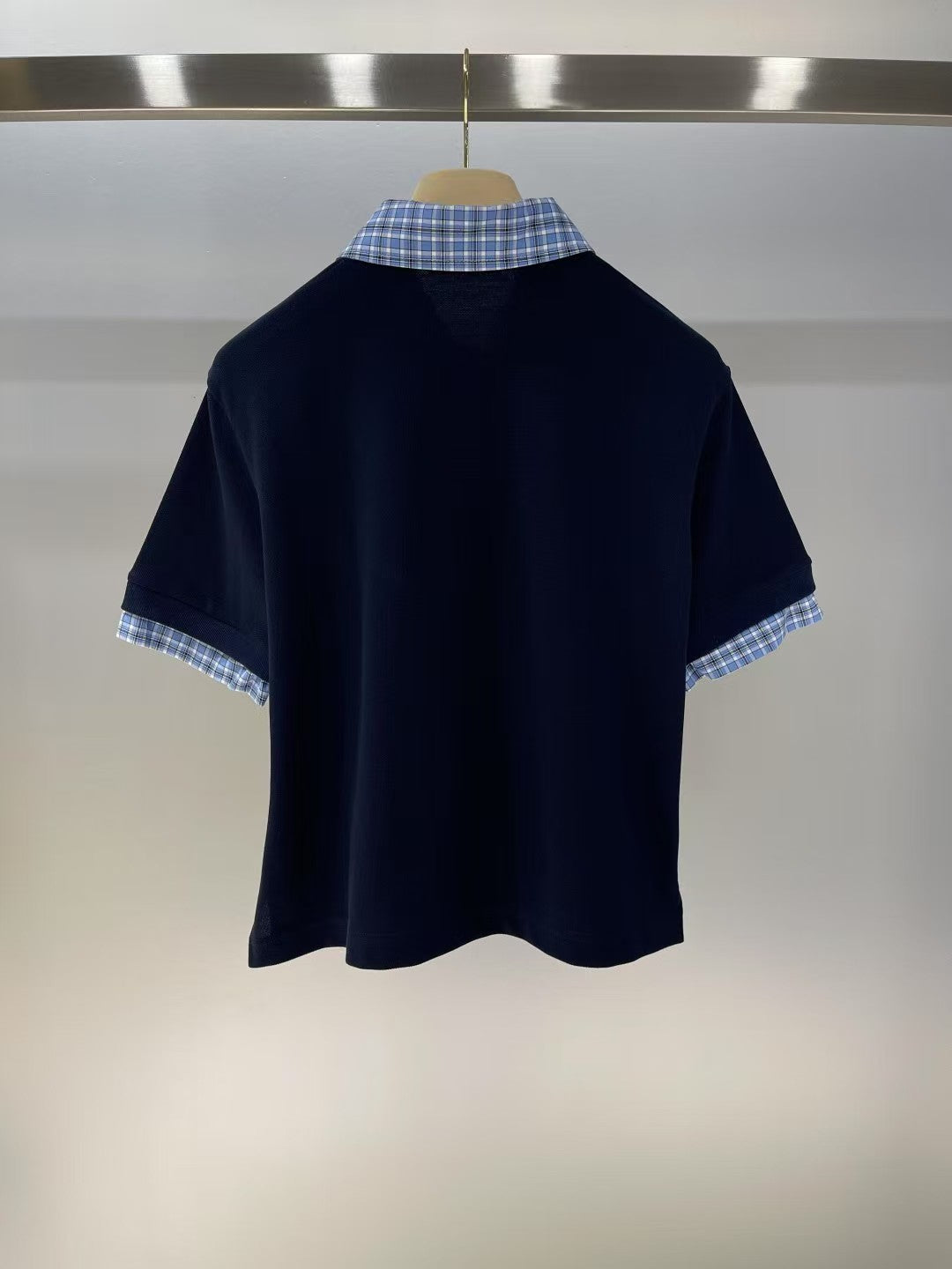 T-Shirt mit aufgesticktem Schriftzug am Revers