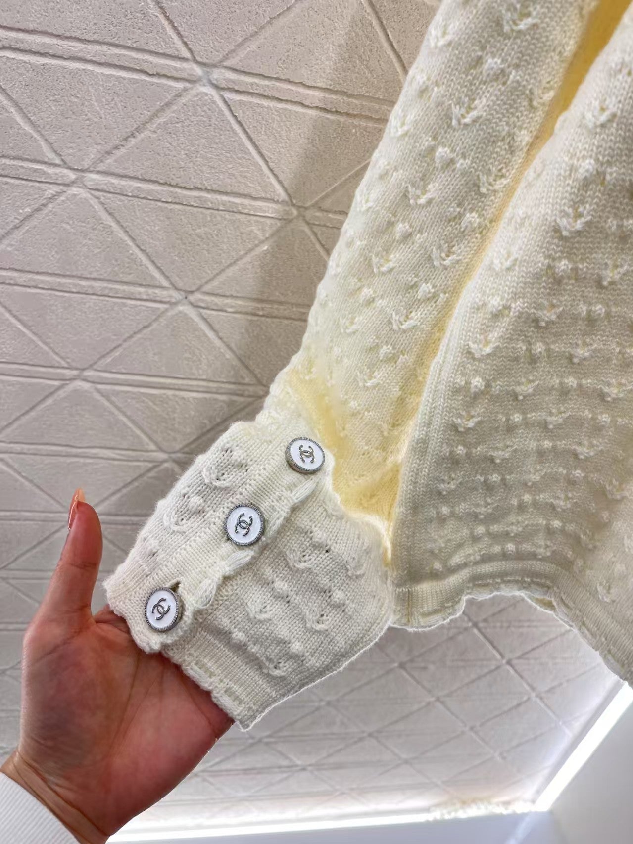 Strickjacke mit Rundhalsausschnitt und Zopfmuster