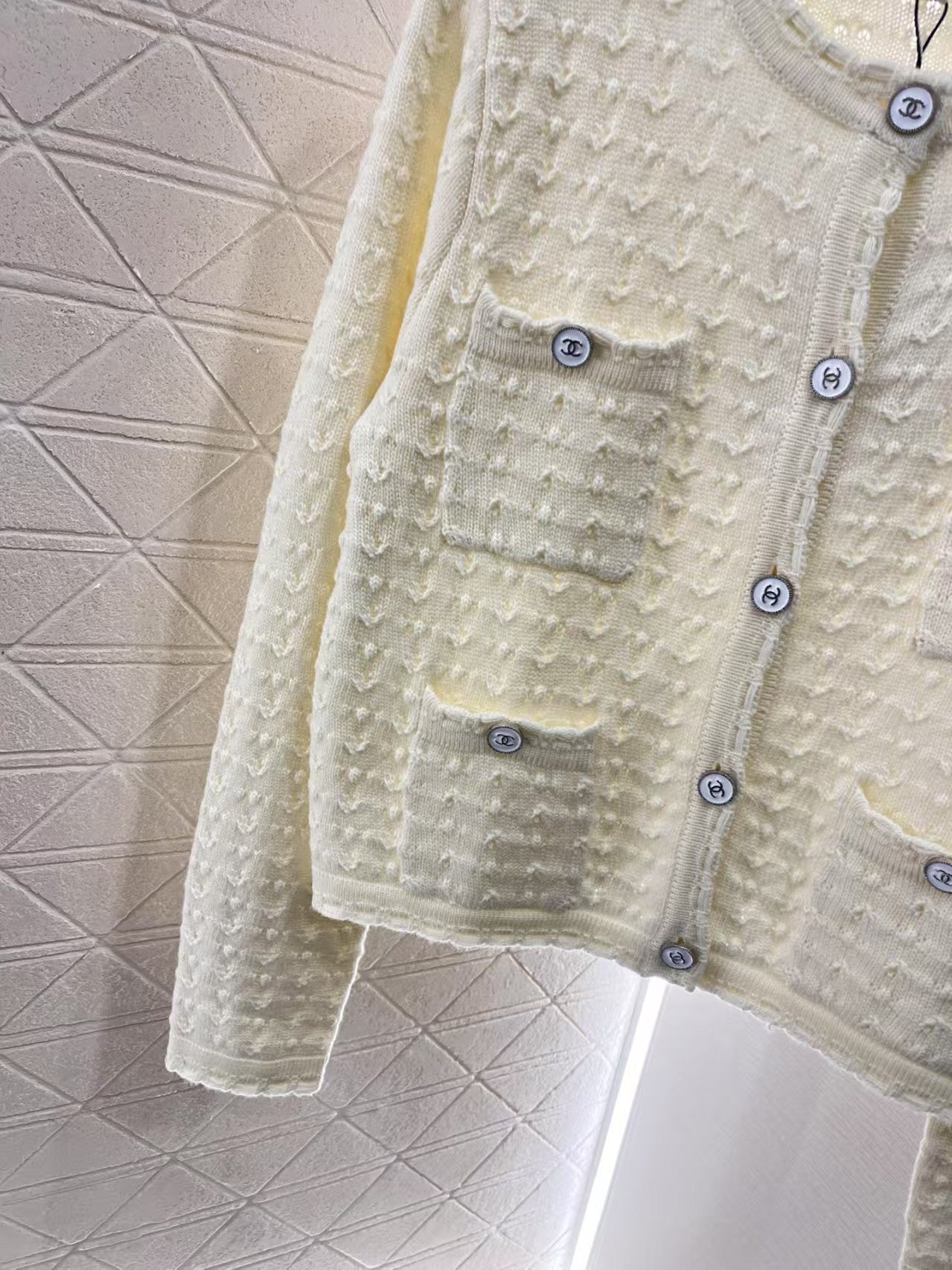 Strickjacke mit Rundhalsausschnitt und Zopfmuster