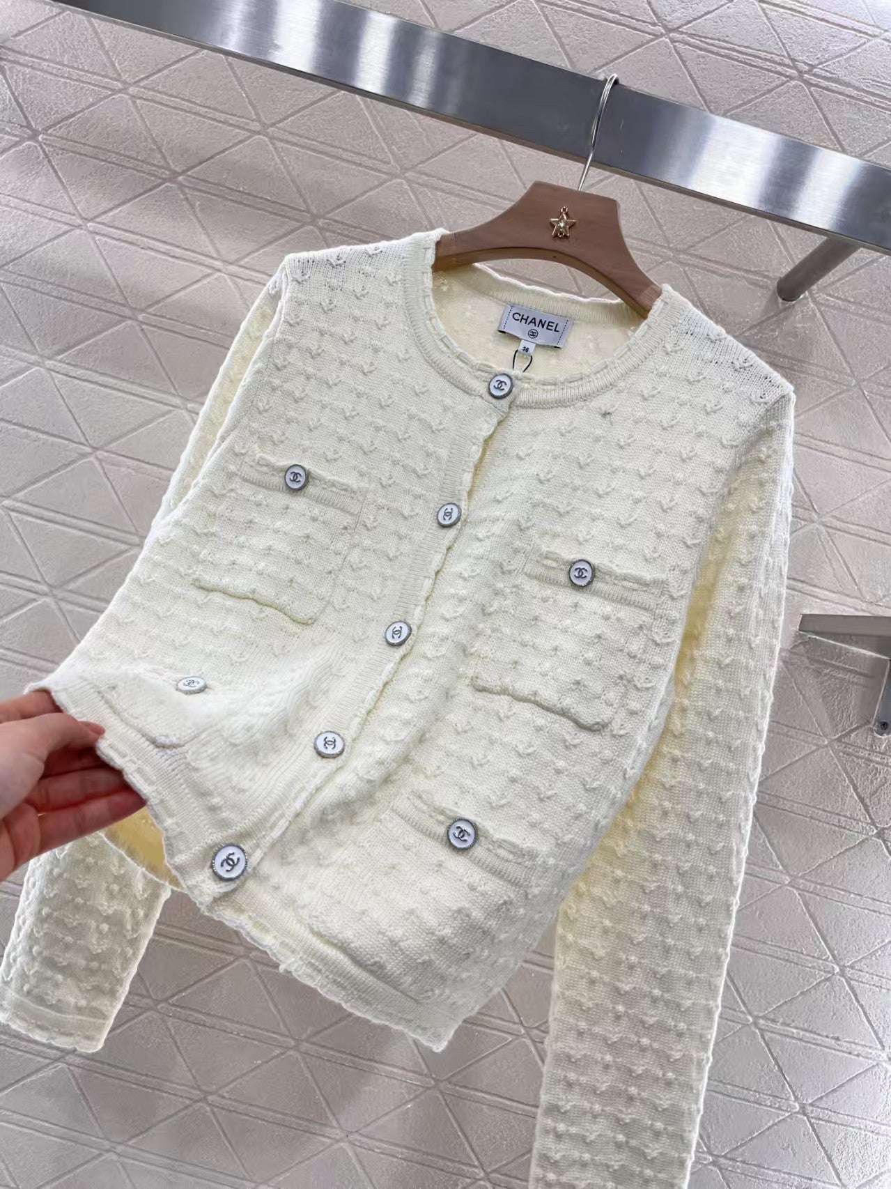 Strickjacke mit Rundhalsausschnitt und Zopfmuster