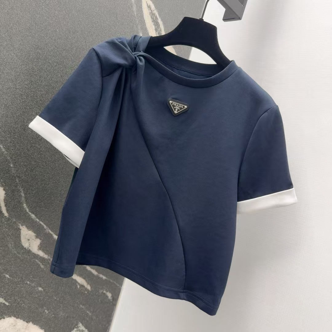 Manches courtes torsadées avec logo triangulaire et jupe fendue