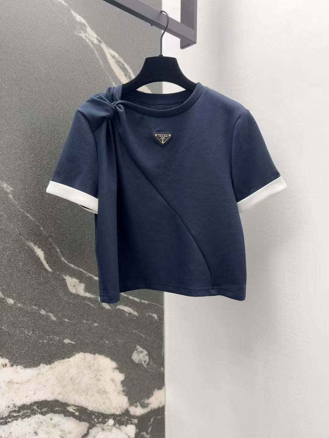 Manches courtes torsadées avec logo triangulaire et jupe fendue