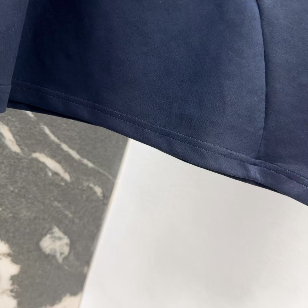 Manches courtes torsadées avec logo triangulaire et jupe fendue