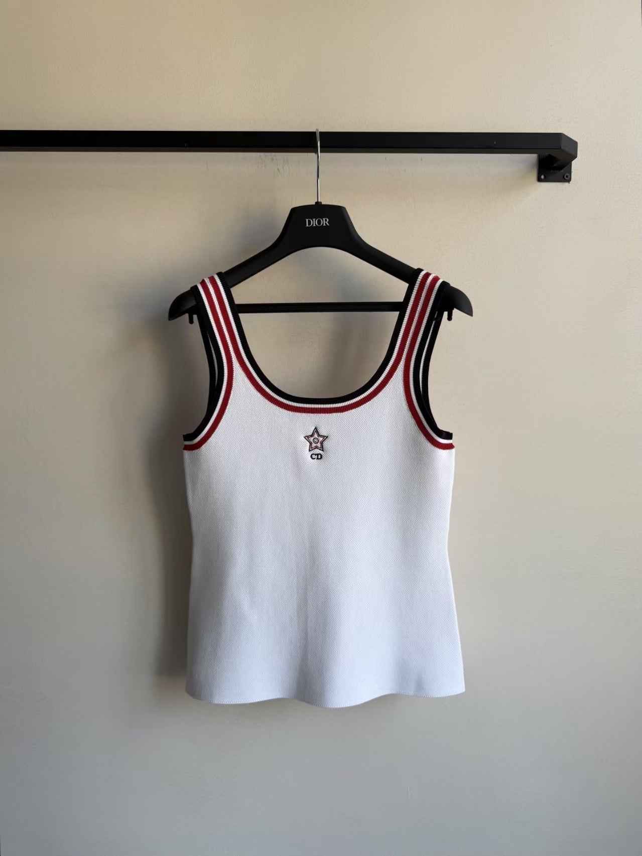 Gilet brodé avec une lettre étoile à cinq branches