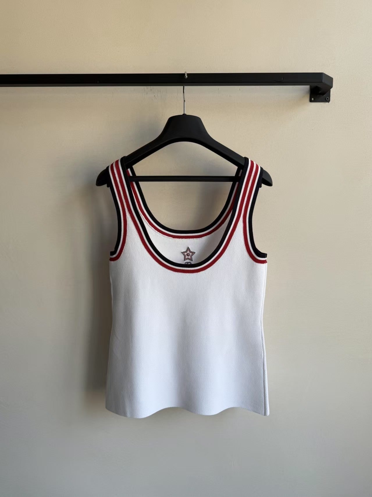 Gilet brodé avec une lettre étoile à cinq branches