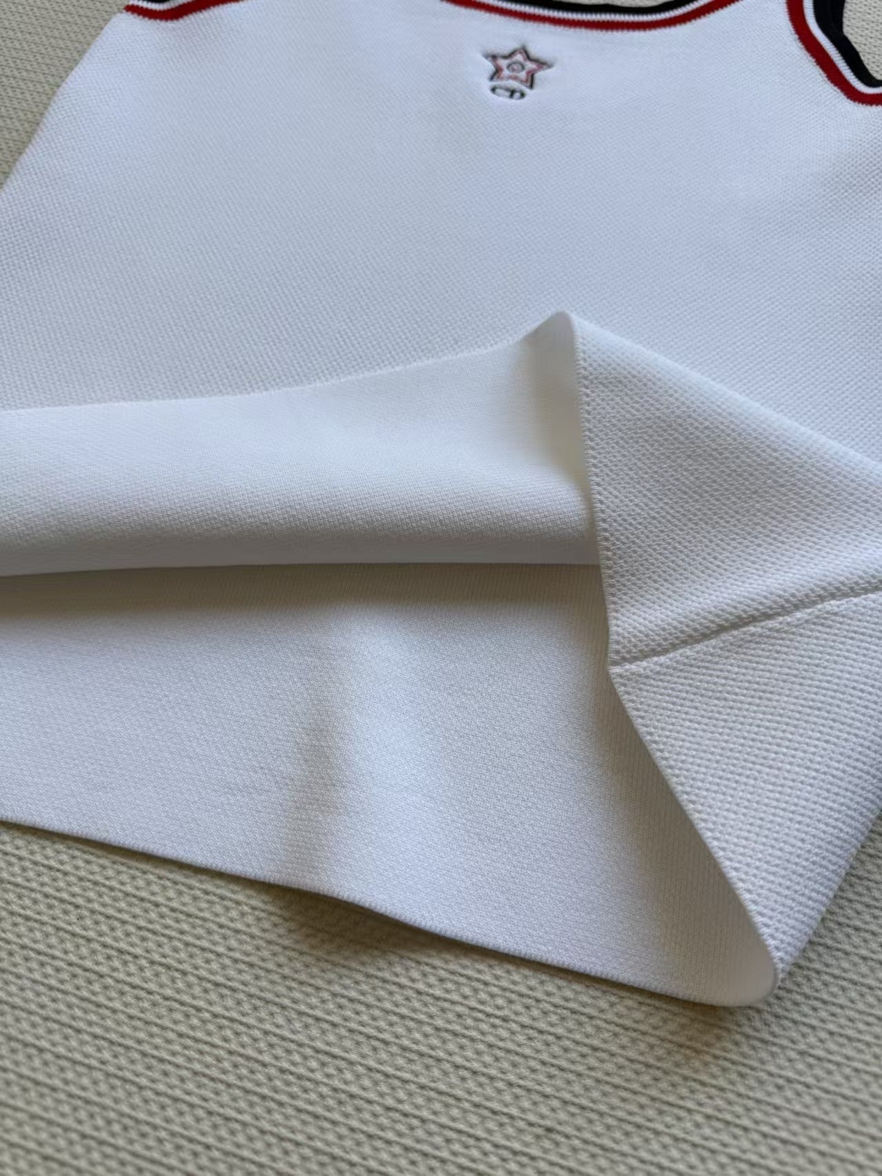 Gilet brodé avec une lettre étoile à cinq branches