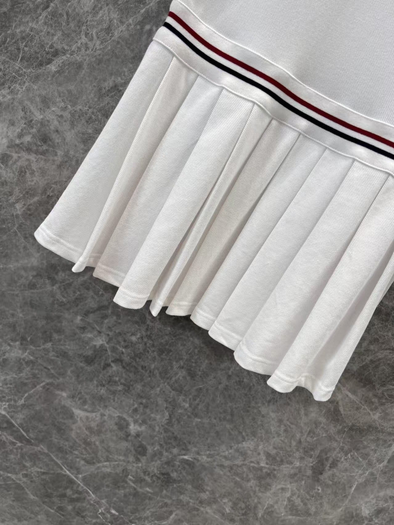 Preppy Classic Plisseekleid mit Revers