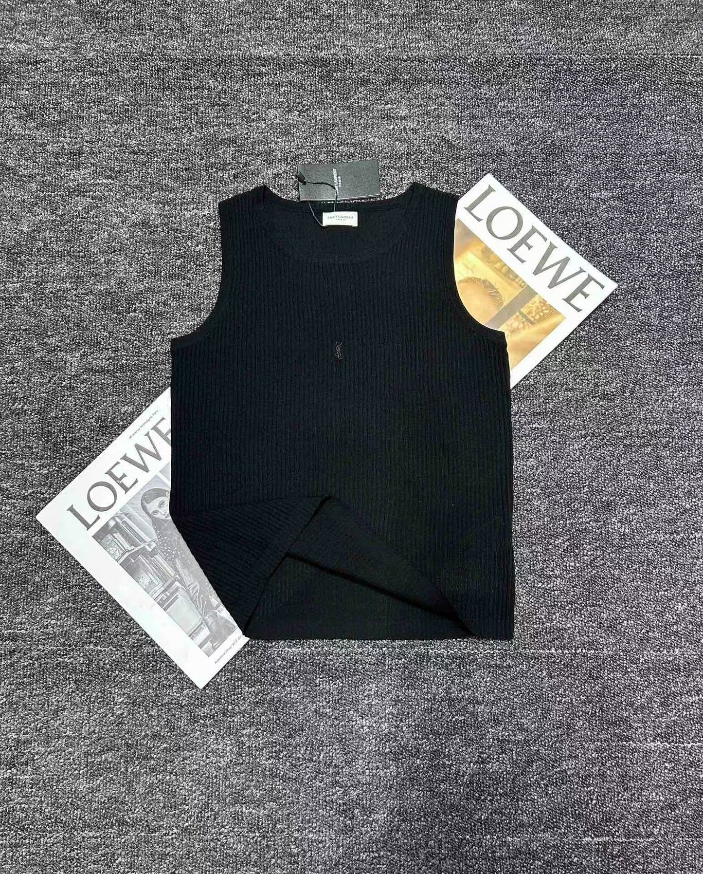 Strickweste mit aufgesticktem Schriftzug