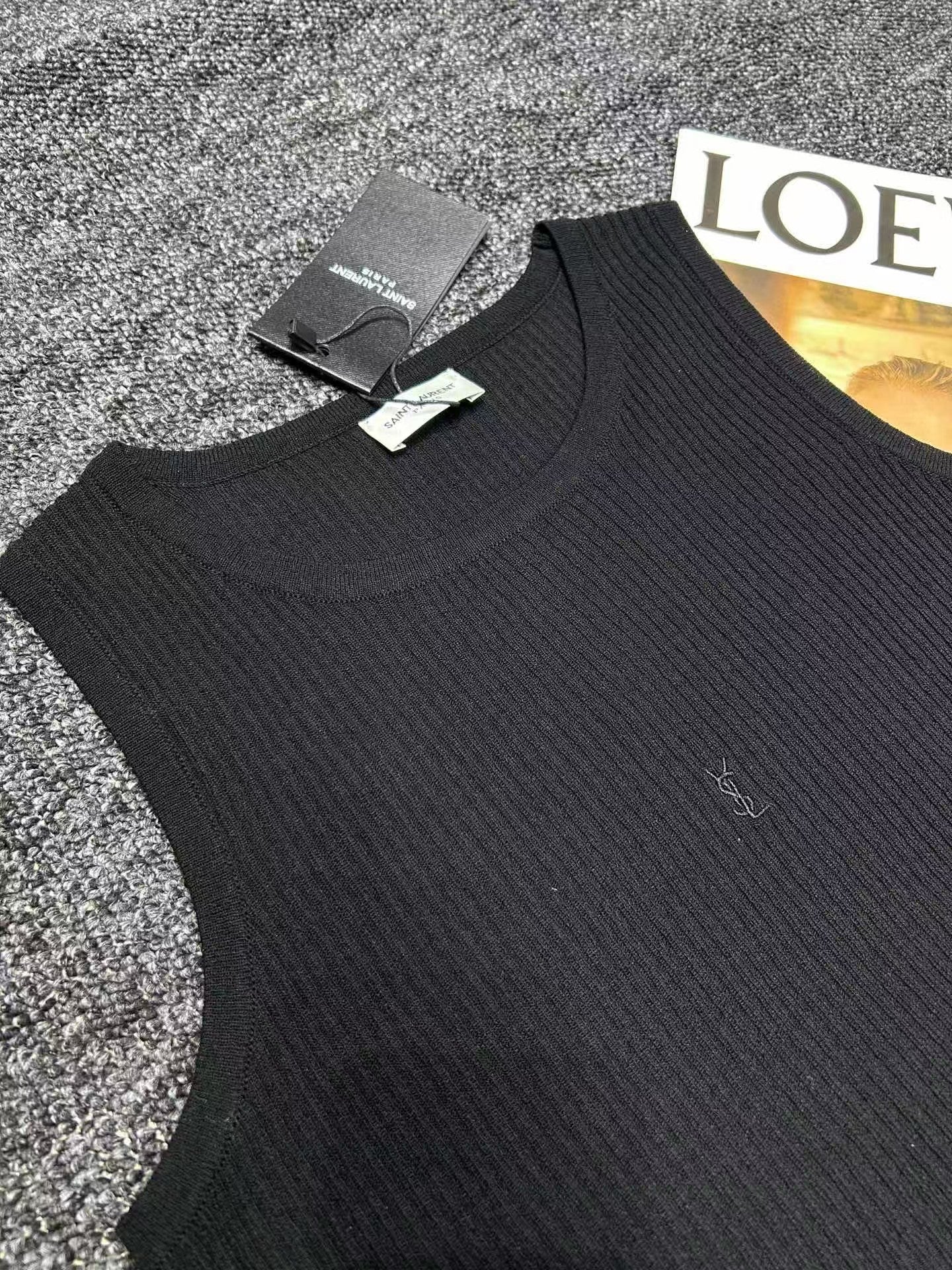 Strickweste mit aufgesticktem Schriftzug