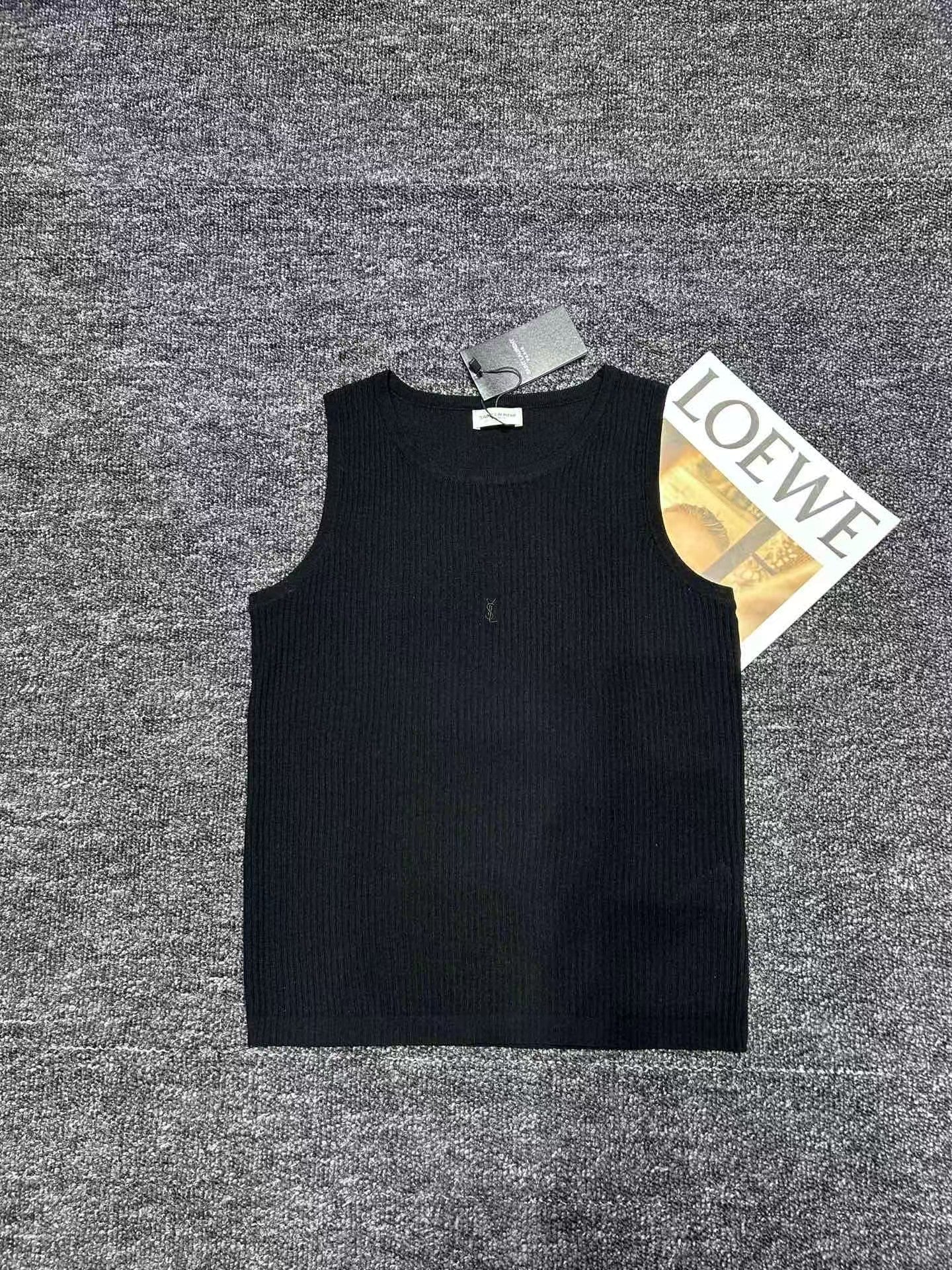 Strickweste mit aufgesticktem Schriftzug