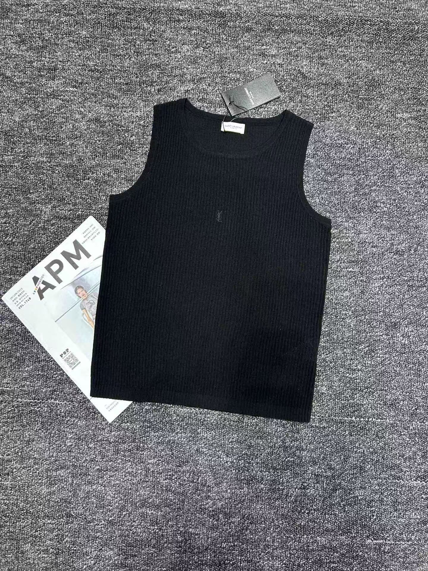 Strickweste mit aufgesticktem Schriftzug