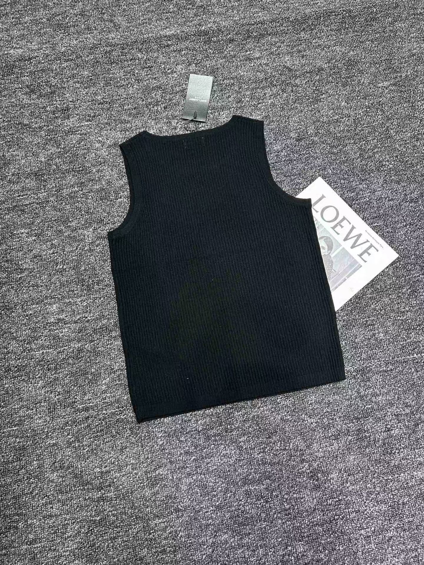 Strickweste mit aufgesticktem Schriftzug