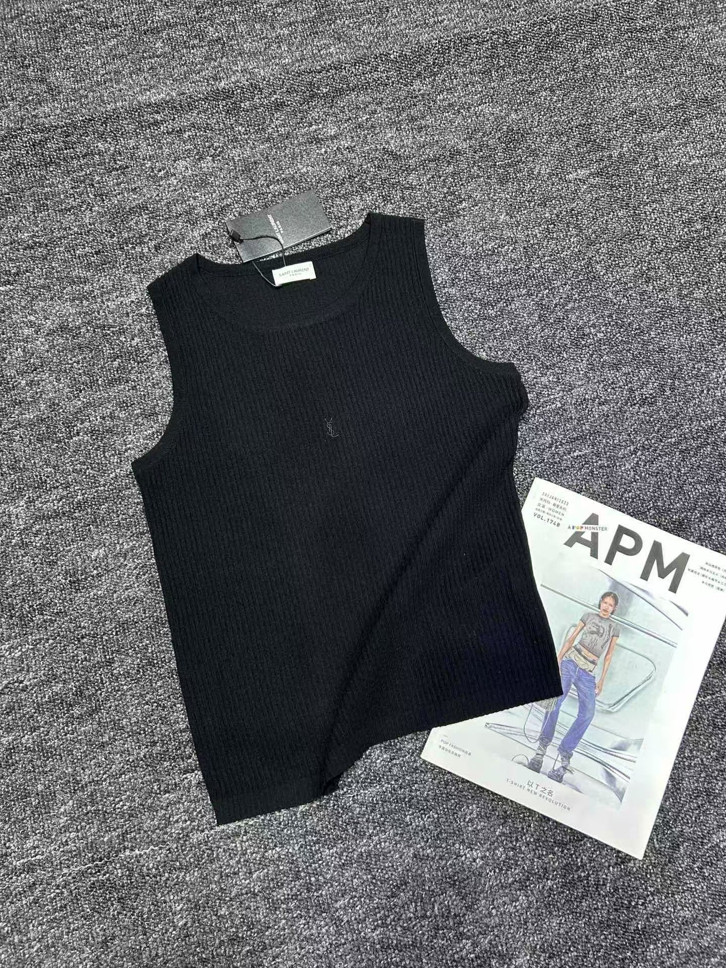 Strickweste mit aufgesticktem Schriftzug