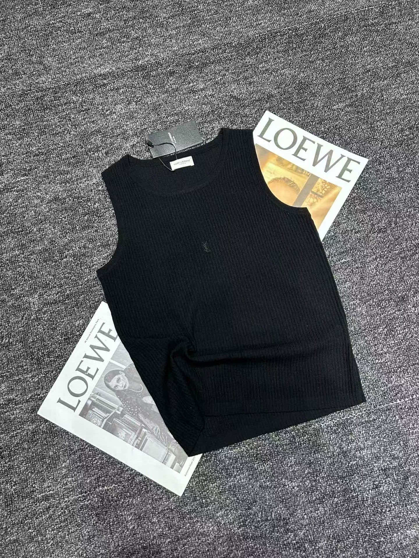 Strickweste mit aufgesticktem Schriftzug