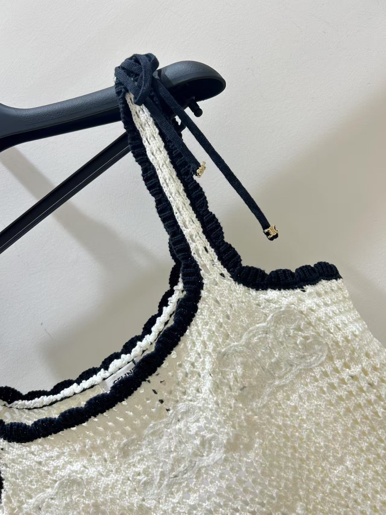 Durchbrochene Strickweste mit Schnürung