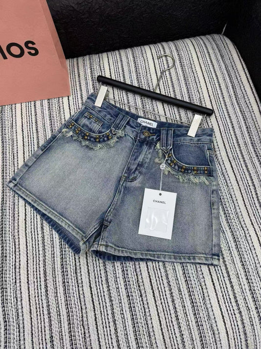 Jeansshorts mit schwerer Nieten- und Quastenstickerei