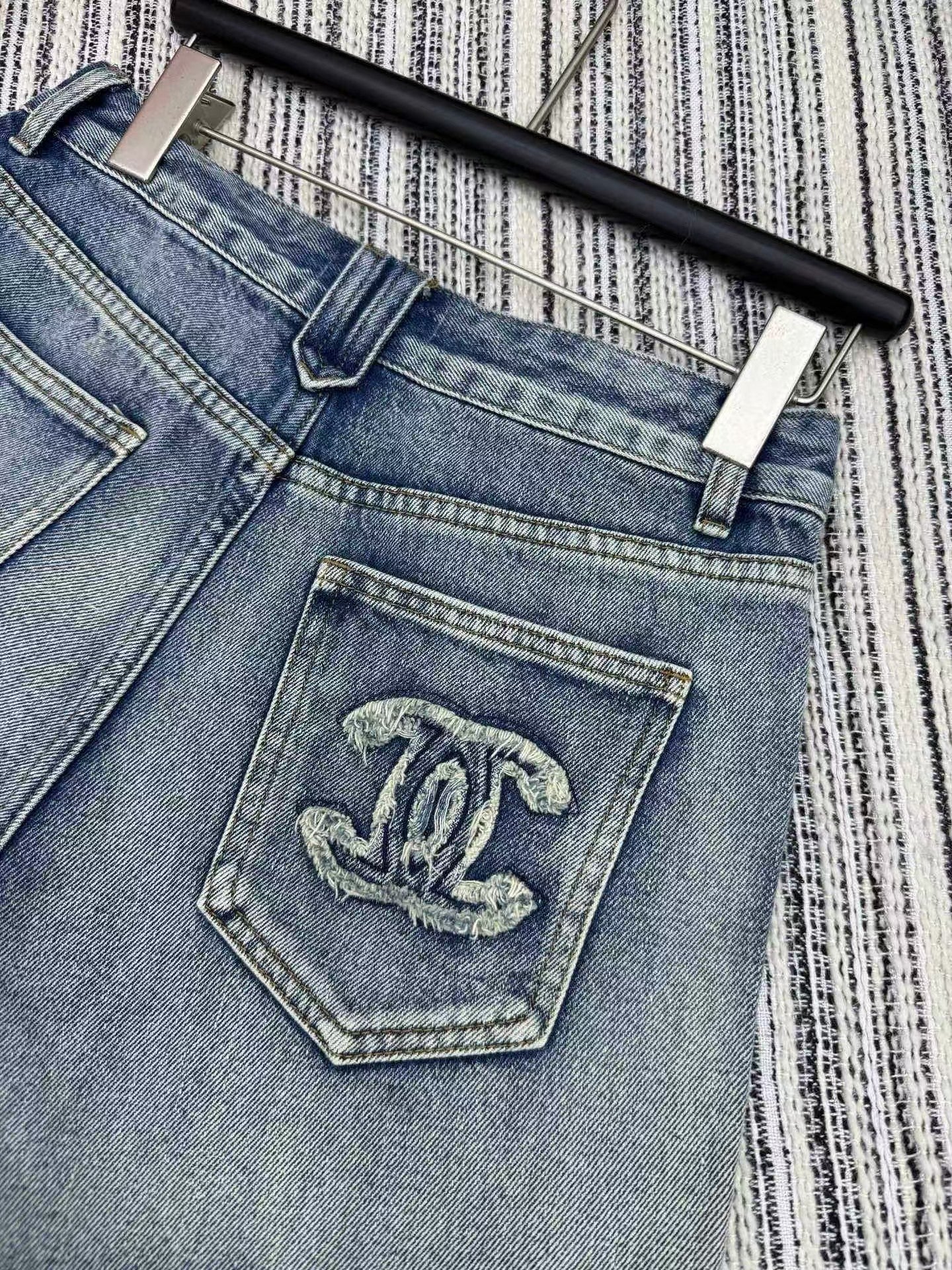 Jeansshorts mit schwerer Nieten- und Quastenstickerei