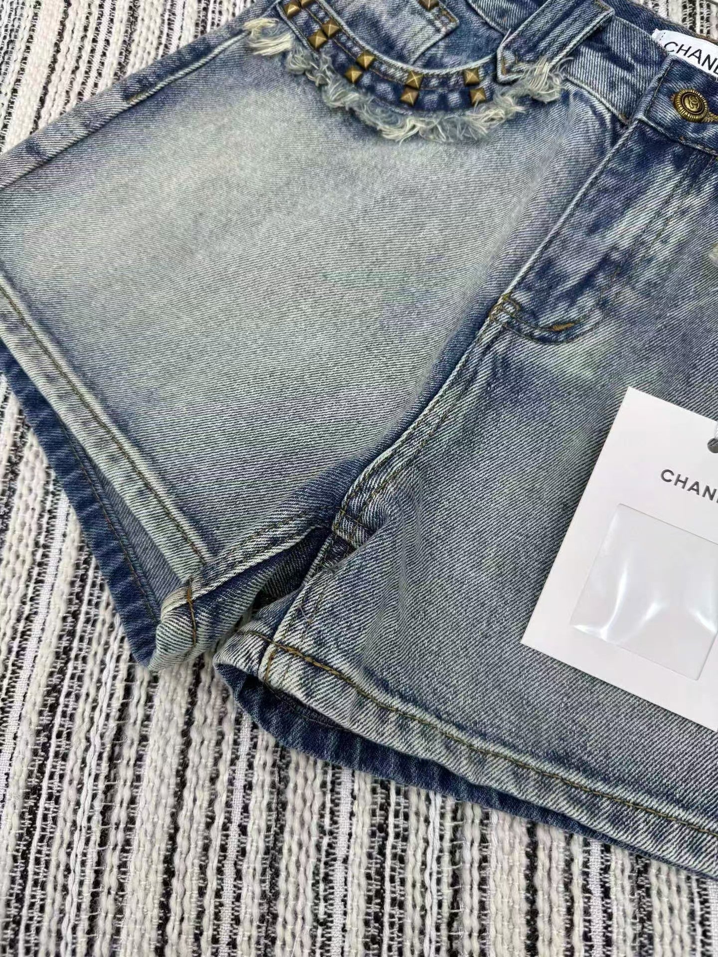 Jeansshorts mit schwerer Nieten- und Quastenstickerei