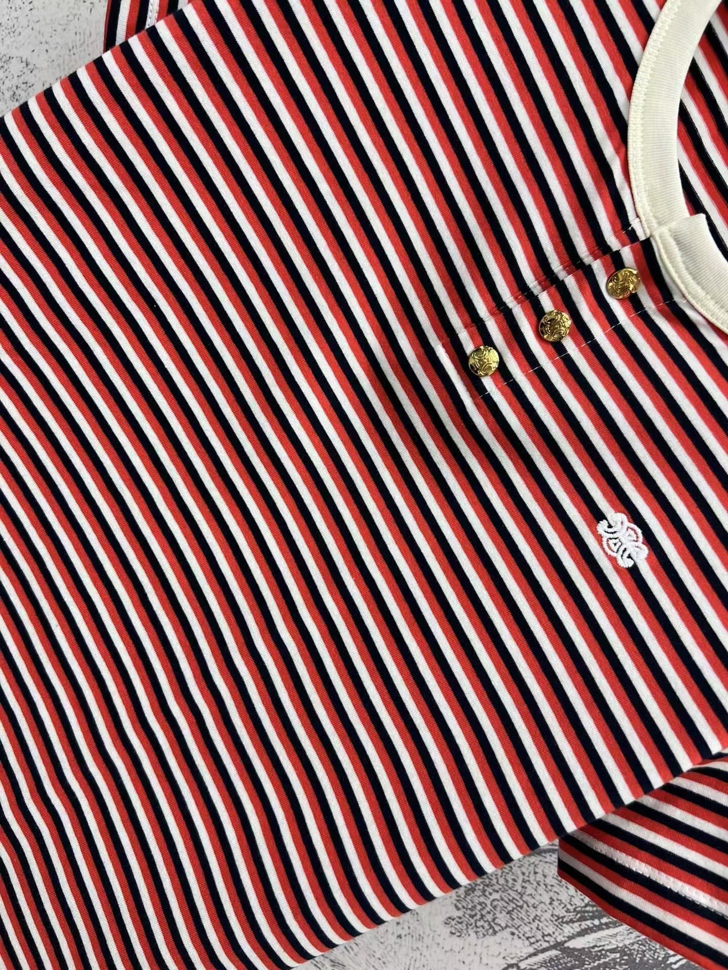 Rot-weiß gestreifte kurze Ärmel