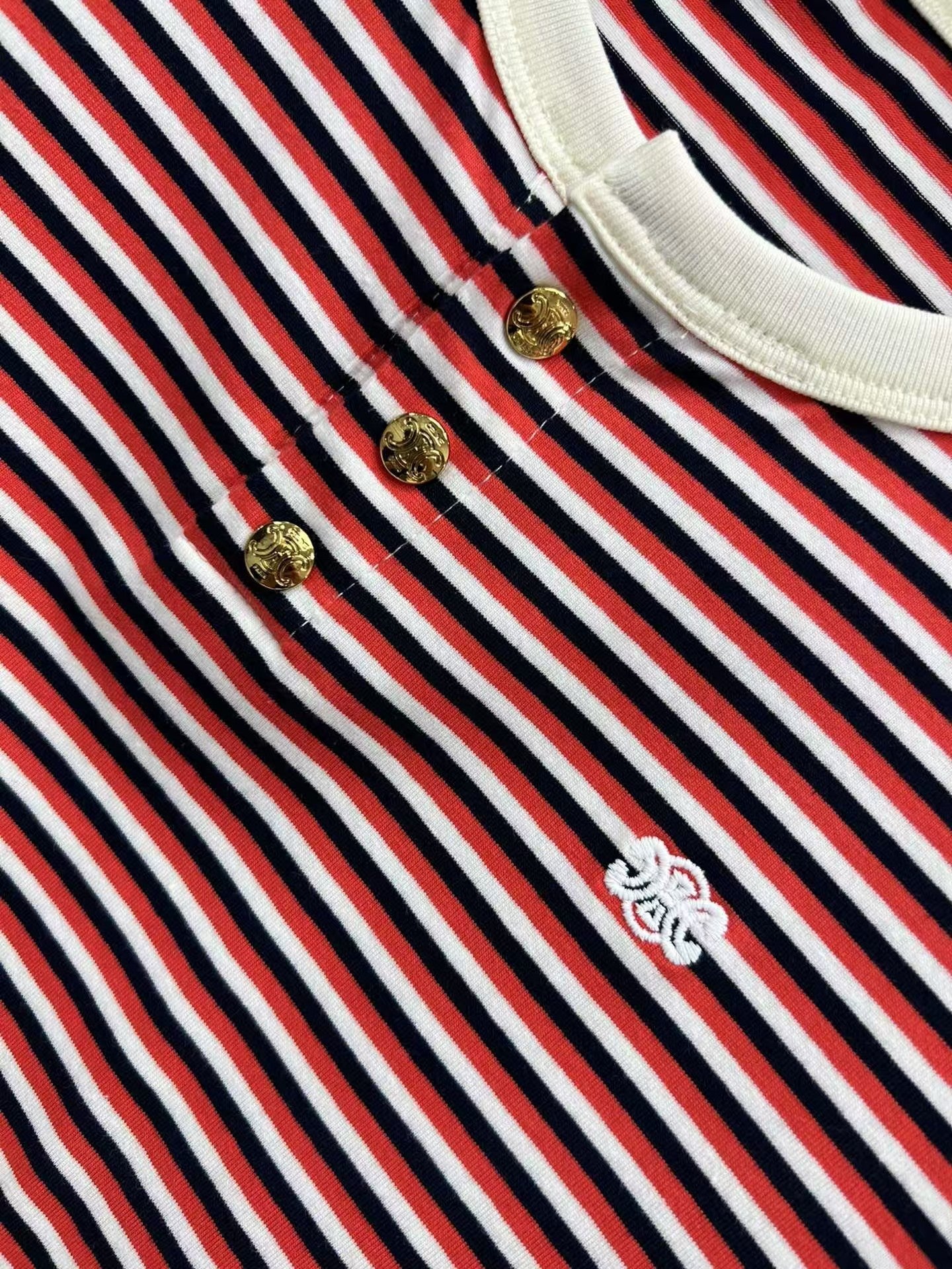 Rot-weiß gestreifte kurze Ärmel