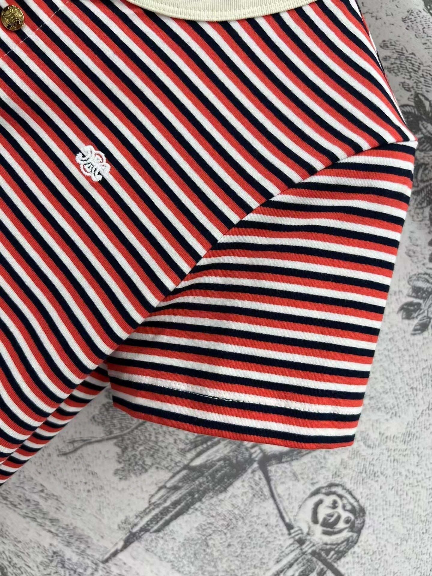 Rot-weiß gestreifte kurze Ärmel