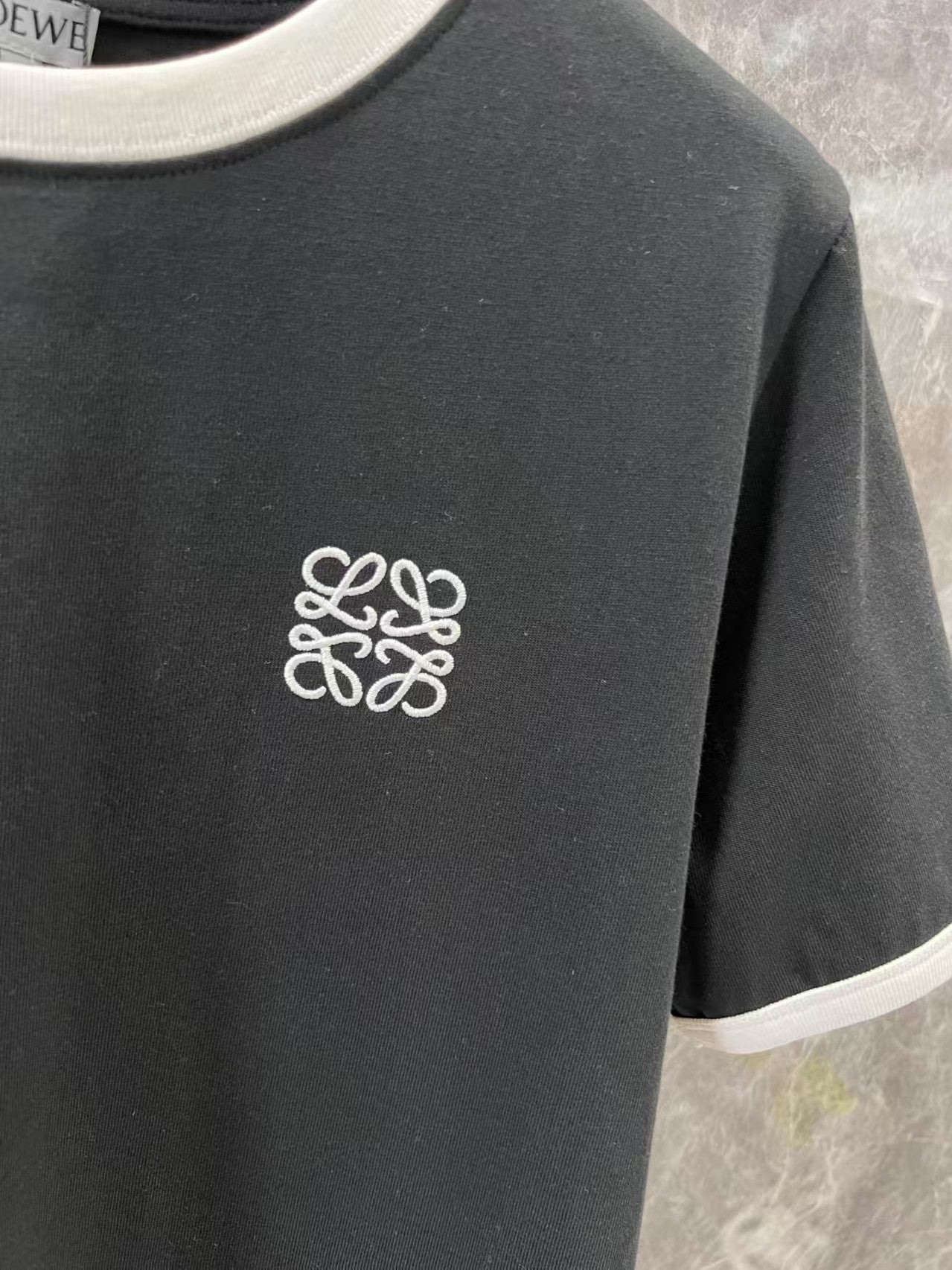 T-shirt à manches courtes et col ras du cou brodé